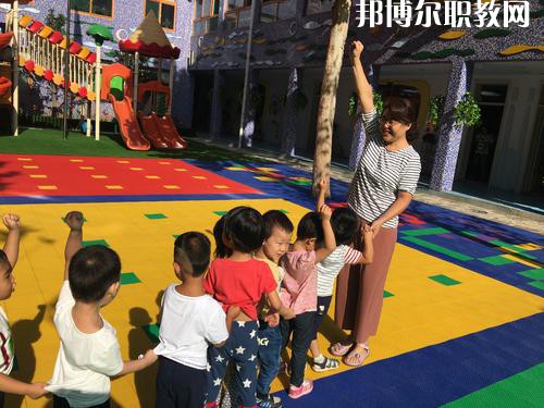 隨著我國(guó)人口基數(shù)的大幅上漲，我國(guó)幼兒園的數(shù)量呈現(xiàn)逐年遞增的趨勢(shì)，但符合現(xiàn)在教育標(biāo)準(zhǔn)的專(zhuān)業(yè)性幼兒教師卻少之又少，所以說(shuō)幼兒教師行業(yè)是現(xiàn)目前非常有發(fā)展前途的行業(yè)之一。近日就有不少同學(xué)咨詢(xún)小編關(guān)于成都女生讀幼師學(xué)校學(xué)什么專(zhuān)業(yè)好?女生若是想學(xué)幼師類(lèi)專(zhuān)業(yè)，可以選擇的專(zhuān)業(yè)方向是很多的，在這里就給大家介紹一下。  學(xué)前教育專(zhuān)業(yè)就業(yè)前景 在早期教育方面，0-3歲是人的一生中發(fā)展最重要的時(shí)期。一個(gè)人的學(xué)習(xí)能力的50%是在生命的頭4年中發(fā)展起來(lái)的，初生嬰兒的腦發(fā)育比15歲孩子快1000倍。很多思想和智力是在3歲前打下基礎(chǔ)的。0-3歲是嬰幼兒成長(zhǎng)的關(guān)鍵期：最初的身體素質(zhì)、智力發(fā)展、個(gè)性品質(zhì)的形成于發(fā)展都是從這里開(kāi)始的。越來(lái)越多的家長(zhǎng)開(kāi)始接受并重視早期教育，早期教育在我國(guó)經(jīng)過(guò)10余年的發(fā)展已經(jīng)形成相當(dāng)?shù)囊?guī)模，不僅是大城市，就算是三、四線(xiàn)城市也隨處可見(jiàn)大大小小的“親子園”“親子中心”“早教中心”等早教機(jī)構(gòu)，但專(zhuān)業(yè)的早期教育師資嚴(yán)重不足。  學(xué)前教育專(zhuān)業(yè)就業(yè)崗位 1、教師或兒童顧問(wèn);  2、兒童發(fā)展評(píng)估和指導(dǎo)人員、兒童教育和衛(wèi)生發(fā)展政策制定者、兒童教育咨詢(xún)專(zhuān)家——在有關(guān)政府機(jī)關(guān)、各大醫(yī)院的兒科門(mén)診工作;  3、兒童專(zhuān)欄節(jié)目采編人員——在報(bào)社、雜志社、電臺(tái)電視臺(tái)等媒體工作;  4、各類(lèi)兒童用品開(kāi)發(fā)的專(zhuān)業(yè)顧問(wèn)或市場(chǎng)調(diào)查和分析專(zhuān)業(yè)人士等。  幼師專(zhuān)業(yè)介紹 培養(yǎng)目標(biāo)：本專(zhuān)業(yè)培養(yǎng)熱愛(ài)幼兒教育事業(yè)，能適應(yīng)幼兒教育改革與發(fā)展的需要，關(guān)愛(ài)幼兒，有良好的師德、寬厚的科學(xué)文化知識(shí)和扎實(shí)的學(xué)前教育專(zhuān)業(yè)理論，具有過(guò)硬的專(zhuān)業(yè)技能、教育能力及教育研究的意識(shí)和能力，綜合素質(zhì)高，能在托幼機(jī)構(gòu)從事0-6歲保教、管理工作的幼兒教師。  核心課程：舞蹈，視唱，琴法，樂(lè)理，聲樂(lè)，美術(shù)，鍵盤(pán)和聲與伴奏，幼兒歌曲伴奏，玩教具制作，教師口語(yǔ)，教師禮儀，幼兒游戲與主持，幼兒教育學(xué)，兒童文學(xué)，幼兒衛(wèi)生與保健，幼兒心里學(xué)，幼師英語(yǔ)，珠心算等。  女生讀學(xué)前教育怎么樣 學(xué)前教育前景不錯(cuò)，對(duì)女孩來(lái)說(shuō)尤其是不錯(cuò)的選擇。特別是有品牌的幼兒園，十分吃香。  隨著我國(guó)幼教事業(yè)的迅速發(fā)展，對(duì)于幼兒教師和管理人員的需求驟增，幼師專(zhuān)業(yè)的畢業(yè)生供不應(yīng)求。盡管今年來(lái)全國(guó)各地一些院校增建了學(xué)前教育專(zhuān)業(yè)來(lái)培養(yǎng)幼兒教師，仍然不能滿(mǎn)足整個(gè)社會(huì)的需求。  國(guó)家中長(zhǎng)期教育改革和發(fā)展規(guī)劃綱要(2010-2020年)中指出，到2020年，普及學(xué)前一年教育，基本普及學(xué)前兩年教育，重視0至3歲嬰幼兒教育。大力發(fā)展公辦幼兒園，積極扶持民辦幼兒園。嚴(yán)格執(zhí)行幼兒教師資格標(biāo)準(zhǔn)，依法落實(shí)幼兒教師地位和待遇。  上面關(guān)于成都女生讀幼師學(xué)校學(xué)什么專(zhuān)業(yè)好，小編給大家介紹了。幼教專(zhuān)業(yè)現(xiàn)在已經(jīng)成為了當(dāng)代女生選擇的熱門(mén)的教育行業(yè)之一。因?yàn)橛讕熓呛⒆映砷L(zhǎng)關(guān)鍵的存在，越來(lái)越多的孩子需要受到教育，幼兒教師在今后的道路是很寬廣的。對(duì)于女生來(lái)說(shuō)，幼師專(zhuān)業(yè)還是不錯(cuò)的，因?yàn)閷?lái)從事工作上會(huì)有許多優(yōu)勢(shì)，比較好就業(yè)。