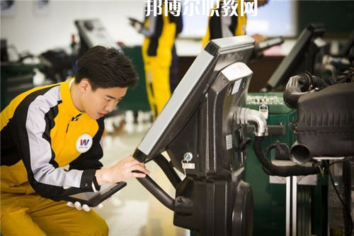 如今，汽修行業(yè)成為了當(dāng)下最熱門的行業(yè)，這已經(jīng)是一個不爭的事實了，很多汽修企業(yè)都需要經(jīng)驗豐富的優(yōu)秀人才，汽修人才缺口很大，這使很多學(xué)生都想報考汽修學(xué)校，近日就有同學(xué)咨詢小編關(guān)于成都設(shè)有汽修學(xué)校的公辦大專學(xué)校?成都有很多公辦大專學(xué)校都開設(shè)了汽修類相關(guān)專業(yè)，在這里小編就給大家簡單介紹一下。  成都紡織高等?？茖W(xué)校辦學(xué)性質(zhì)：公辦大學(xué)  成都紡織高等專科學(xué)校簡介 成都紡織高等?？茖W(xué)校是四川省政府舉辦的全日制普通高等學(xué)校，直屬四川省教育廳，是中國西南地區(qū)唯一獨立建制的紡織類高等學(xué)校，國家骨干高等職業(yè)院校建設(shè)單位、四川省首批示范性高等職業(yè)院校建設(shè)單位。  學(xué)校地處四川省成都市犀浦鎮(zhèn)，校園面積616畝，原成都市世界樂園已改建成為學(xué)校北苑校區(qū)。學(xué)校環(huán)境優(yōu)美，交通便利，設(shè)施優(yōu)良，成灌高鐵、成都地鐵2號線可達學(xué)校。  成都紡織高等專科學(xué)校歷史沿革 學(xué)校前身為創(chuàng)立于1939年的國立中央技藝?？茖W(xué)校，秉承“服務(wù)紡織、服務(wù)社會、服務(wù)學(xué)生、服務(wù)人民”的辦學(xué)理念和培養(yǎng)具有“工程師之素養(yǎng)、技工之身手”的育人傳統(tǒng)，艱苦奮斗，薪火相傳，形成了“敬業(yè)奉獻、民主和諧、自強不息、追求卓越”的學(xué)校精神、“德修于正、學(xué)究于行”的校訓(xùn)、“團結(jié)、勤奮、求實、創(chuàng)新”的校風(fēng)、“范、勤、嚴(yán)、愛”的教風(fēng)、“好學(xué)、善問、勤思、篤行”的學(xué)風(fēng)。  改革開放以來，學(xué)校緊緊抓住我國經(jīng)濟社會和高等教育快速發(fā)展的歷史機遇，深化改革、銳意進取、科學(xué)發(fā)展，辦學(xué)條件不斷改善，辦學(xué)水平顯著提高，為區(qū)域經(jīng)濟社會發(fā)展和我國紡織產(chǎn)業(yè)的發(fā)展做出了應(yīng)有貢獻。  成都紡織高等?？茖W(xué)校汽車檢測與維修技術(shù)專業(yè) 培養(yǎng)目標(biāo)：本專業(yè)培養(yǎng)適應(yīng)社會主義市場經(jīng)濟發(fā)展需要的、具有良好專業(yè)素質(zhì)和職業(yè)技能的從事汽車檢測、維修及相關(guān)工作的高素質(zhì)、高技能工程應(yīng)用型人才。  主要課程：工程制圖、機械基礎(chǔ)、液壓氣動技術(shù)、發(fā)動機與汽車?yán)碚摗㈦姽づc電子技術(shù)基礎(chǔ)、汽車發(fā)動機構(gòu)造與維修、汽車底盤構(gòu)造與維修、汽車故障診斷與維修、汽車電氣設(shè)備構(gòu)造與維修、汽車專項高級技能與訓(xùn)練。  專業(yè)師資：教授2人、副教授5人、講師10人、工程師3人、技師3人。  教學(xué)成果：參加四川省汽車維修與故障診斷技能大賽二等獎;發(fā)表科研論文12篇。  就業(yè)情況：畢業(yè)生主要面向汽車維修及其它汽車服務(wù)業(yè)從事汽車檢測、維修及相關(guān)技術(shù)服務(wù)工作。  就業(yè)率近5年保持在95%以上，畢業(yè)后半年平均收入3094元/月、專業(yè)相關(guān)度71%。  上面關(guān)于成都設(shè)有汽修學(xué)校的公辦大專學(xué)校，小編簡單的介紹了，公辦學(xué)校的優(yōu)勢在于，在收費和政府支持上有一定的優(yōu)勢，無論你上的是公辦學(xué)校還是民辦學(xué)校，同學(xué)們都要記住，重要的不是你上的是什么學(xué)校，而是你真正能在學(xué)校學(xué)到些什么東西，這才是最重要的事情。