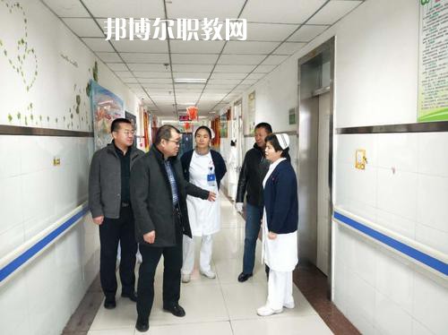 新疆石河子衛(wèi)生學(xué)校2021年招生錄取分?jǐn)?shù)線?我們讀書的同學(xué)就知道分?jǐn)?shù)是很重要的，同學(xué)們自己在找學(xué)校的時(shí)候就知道，同學(xué)們?nèi)タ磳W(xué)校學(xué)校首先問的就是同學(xué)們自己的分?jǐn)?shù)，小編就來(lái)給同學(xué)們整理一下，讓同學(xué)們有參考的。  新疆石河子衛(wèi)生學(xué)校2021年招生錄取分?jǐn)?shù)線 1.121團(tuán)一中380  2.142團(tuán)一中380  3.143團(tuán)一中380  4.148團(tuán)一中381  新疆石河子衛(wèi)生學(xué)校簡(jiǎn)介 石河子衛(wèi)生學(xué)校地處祖國(guó)西北邊陲，位于新疆維吾爾自治區(qū)天山北麓的“戈壁明珠”石河子市，在市中心西小路151號(hào)，學(xué)校地理位置優(yōu)越，環(huán)境優(yōu)美，是教書育人的理想境地。1985年學(xué)校率先在全國(guó)倡導(dǎo)規(guī)范化護(hù)士教育，并制定了一整套管理制度。  學(xué)校老師撰寫的《整體化護(hù)理教學(xué)》已由新疆科技衛(wèi)生出版社發(fā)行，并在全疆護(hù)理教師培訓(xùn)中當(dāng)教材使用。掛牌之后，學(xué)校將把護(hù)理示范專業(yè)辦成技能型緊缺人才的培養(yǎng)培訓(xùn)基地，更好地為全疆各族人民服好務(wù)。  據(jù)了解，建校四十五年來(lái)，這個(gè)學(xué)校為自治區(qū)培養(yǎng)了10328名護(hù)理人才，其中少數(shù)民族學(xué)生占30%，為全疆農(nóng)牧區(qū)培養(yǎng)了一大批扎根基層、留得住、用得上的當(dāng)?shù)厣贁?shù)民族護(hù)理人才。  學(xué)校始建于1958年，占地面積40127平方米，建筑面積30067平方米，實(shí)驗(yàn)室面積1600平方米。設(shè)有護(hù)理、解剖、生理、生化、藥理、化學(xué)、微生物、計(jì)算機(jī)、遠(yuǎn)程、電教中心等11個(gè)實(shí)驗(yàn)室。學(xué)校開設(shè)有護(hù)理、英語(yǔ)護(hù)理、社區(qū)護(hù)理、醫(yī)學(xué)檢驗(yàn)、助產(chǎn)、藥劑等6個(gè)專業(yè)，現(xiàn)有在校生2672人。有漢、維吾爾、哈薩克、回、蒙古、滿、錫泊、烏孜別克、俄羅斯、塔吉克、克爾克孜等多種民族，其中少數(shù)民族的學(xué)生占全校在校學(xué)生總數(shù)的28%。學(xué)?，F(xiàn)有在編教職工89人，專任教師45人，本科學(xué)歷占90.6%，雙師型”教師占42%。  同學(xué)們可以看看參考一下自己的分?jǐn)?shù)是在那個(gè)階段的，如果是高于這個(gè)分?jǐn)?shù)的話，同學(xué)們就可以報(bào)讀的哦，如果分?jǐn)?shù)是低于這個(gè)分?jǐn)?shù)的話，同學(xué)們自己就不要報(bào)讀了哦，所以，提前看看分?jǐn)?shù)也是可以的哦，不過不要忘了就是現(xiàn)階段最重要的還是復(fù)習(xí)的哦。