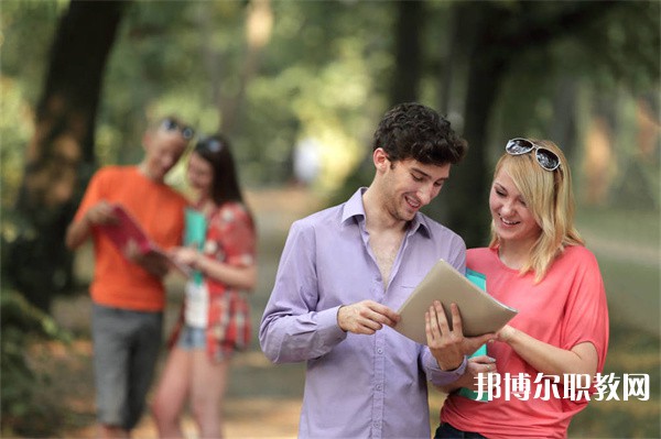 四川哪里的職業(yè)中學(xué)能讀服裝設(shè)計(jì)專(zhuān)業(yè)